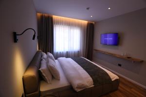 Rúm í herbergi á Dallga Suites
