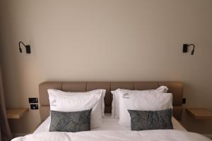 Rúm í herbergi á Dallga Suites