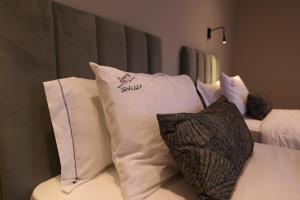 Rúm í herbergi á Dallga Suites