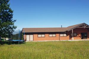 uma casa com um campo de relva em frente em Casa en condominio de parcelas em Yumbel