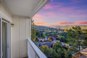 una vista desde el balcón de una casa en 5BD San Rafael Retreat w/ Billiards, BBQ, & Views! en San Rafael