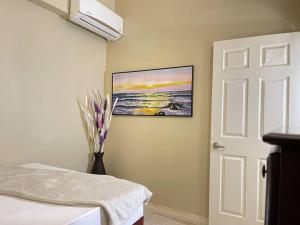 ein Schlafzimmer mit einem Wandgemälde in der Unterkunft EliteStay at Casa De Barron in Kingston