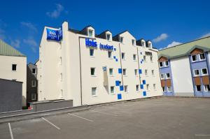 een groot wit gebouw met de woorden bushotel erop bij ibis budget Brive La Gaillarde in Brive-la-Gaillarde