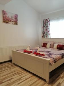 una camera da letto con un letto con due bambole sopra di Studio Old Center a Braşov