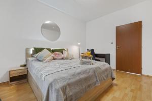 una camera con un grande letto e pavimenti in legno di Air conditioned - 2 Room Apartment Ružinov a Trnávka