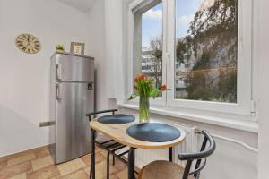 een keuken met een kleine tafel en een koelkast bij Air conditioned - 2 Room Apartment Ružinov in Bratislava