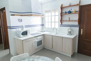 una pequeña cocina con fregadero y microondas en Casa Clara, Caminito de Rey, en Valle de Abdalajís