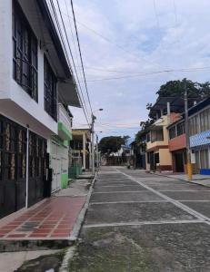 une rue vide dans une ville avec des bâtiments dans l'établissement RentafrankitoS Ibagué TOP, à Ibagué