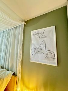 1 dormitorio con una foto de un pájaro en la pared en Magic Appartement Disneyland en Serris