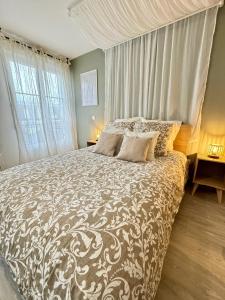 Un dormitorio con una cama grande y una ventana en Magic Appartement Disneyland, en Serris