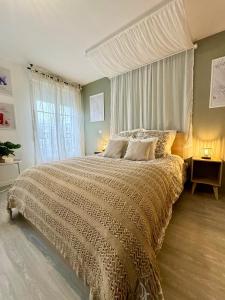 Un dormitorio con una cama grande y una ventana en Magic Appartement Disneyland, en Serris