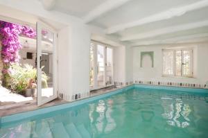 Bazén v ubytovaní Rural House, heated pool & steam room, Casa Aloe. alebo v jeho blízkosti