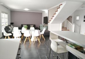Posedenie v ubytovaní BEAUTIFUL VILLA - 4 bedrooms, heated pool, fibre net, 2 priv car park places, tv channels