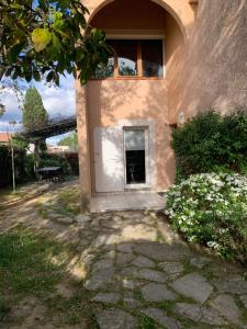 ein Haus mit einem Fenster und einer Terrasse in der Unterkunft Charmante villa au calme proche de Montpellier, mer et rivière Animaux acceptés in Saint-Gély-du-Fesc