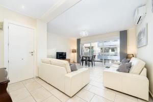 uma sala de estar com dois sofás brancos e uma mesa em Sunrise Horizon em Torrevieja