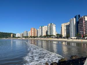 een uitzicht op een strand met gebouwen op de achtergrond bij Flat Palladium super aconchegante in São Vicente