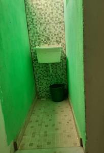 ein grünes Bad mit einem Waschbecken und einem Eimer in der Unterkunft Apartamento em Muriqui/RJ - apt 203 in Mangaratiba