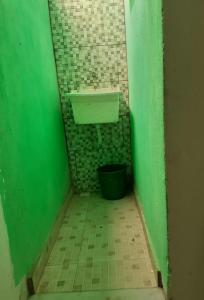 Un baño verde con un lavabo y un cubo. en Apartamento em Muriqui - 203, en Mangaratiba 12 fotos más