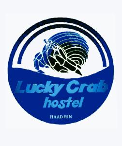 una etiqueta azul con una langosta. en Lucky Crab Hostel, en Haad Rin
