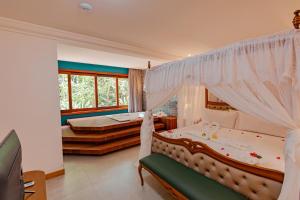 a bedroom with two beds and a window at Resende Imperial Hotel & Spa in Itacaré