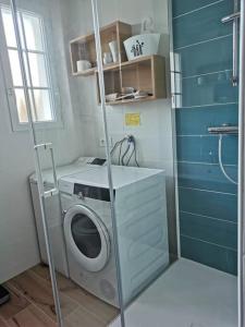 un bagno con lavatrice e lavatrice di La maison de Kerlois a Carnac