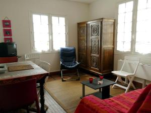 un soggiorno con un grande mobile in legno e una sedia di La maison de Kerlois a Carnac Altre 15 foto