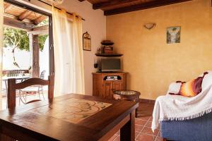 a living room with a table and a tv at Placer de Meca in Zahora