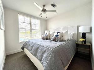 a bedroom with a bed with a ceiling fan at Oxford Southern Comfort in Oxford
