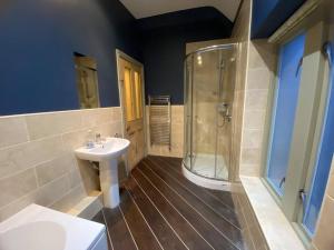 a bathroom with a sink and a shower and a toilet at 2 Bed House in Barrow Hill Sleeps 4 in Hollingwood