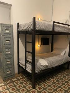プエブラにあるChoco Hostelの二段ベッド2組が備わる客室です。