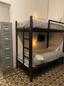 un paio di letti a castello in una stanza di Choco Hostel a Puebla