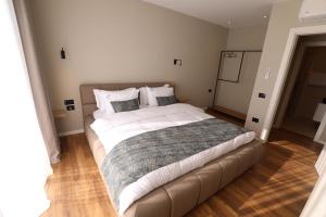 Rúm í herbergi á Dallga Suites