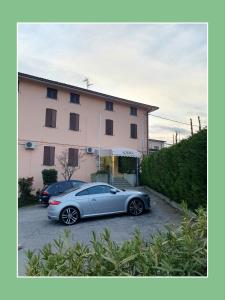 un coche plateado estacionado frente a un edificio en Hotel Cavezzo, en Cavezzo