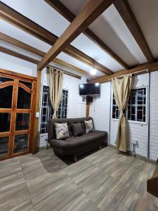 sala de estar con sofá y TV en Chalet Los Sinsontes, en San Rafael