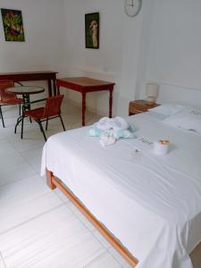 um quarto com 2 camas, uma mesa e cadeiras em Misti em Tarapoto