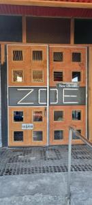 een set houten deuren op een gebouw bij ZOE LODGE in Renaico +45 foto's