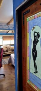 een deur met een foto van een vrouw in een spiegel bij ZOE LODGE in Renaico
