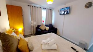 a living room with a bed and a couch at Central Haven-5bedroom Great For Longer Stays In Canterbury kent!!! in Kent