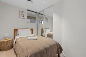 Säng eller sängar i ett rum på Brisbane CBD - entire apt 1bed1bath - Pool/GYM