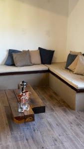 a room with a couch and a table with a glass jar at Taura in Antigua Guatemala