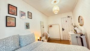 um quarto com uma cama com almofadas azuis em Rest Boutique Notting Hill em Londres