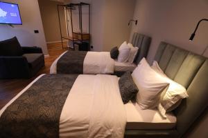 Rúm í herbergi á Dallga Suites