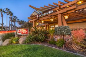 a building with a sign that reads embassy club at Best Western Plus Beach View Lodge in Carlsbad