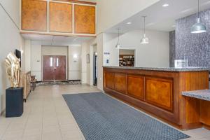 un vestíbulo de un hospital con un mostrador y un pasillo en Best Western PLUS Peppertree Inn at Omak, en Omak