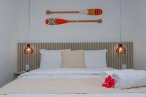 a bedroom with a bed with a red flower on it at TOCA GAMBOA in Pôrto de Pedras