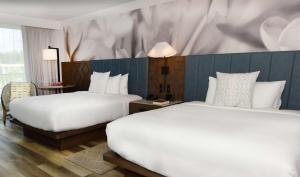 Habitación de hotel con 2 camas y pared en The Royal Sonesta Kauai Resort Lihue, en Lihue