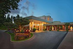 un grande edificio con un vialetto di fronte ad esso di The Royal Sonesta Kauai Resort Lihue a Lihue