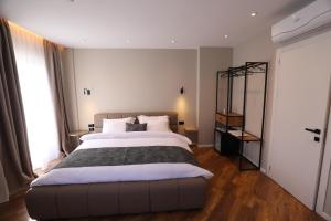 Rúm í herbergi á Dallga Suites