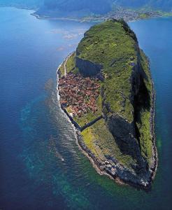 een eiland in het midden van het water bij Kissamitakis Guesthouse in Monemvasia