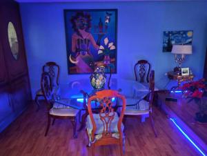 a dining room with a table and chairs with lights at Habitación amplia en casa grande y sola en Coapa, junto al Club America, cerca de Miramontes, Tlalpan, Periférico in Mexico City